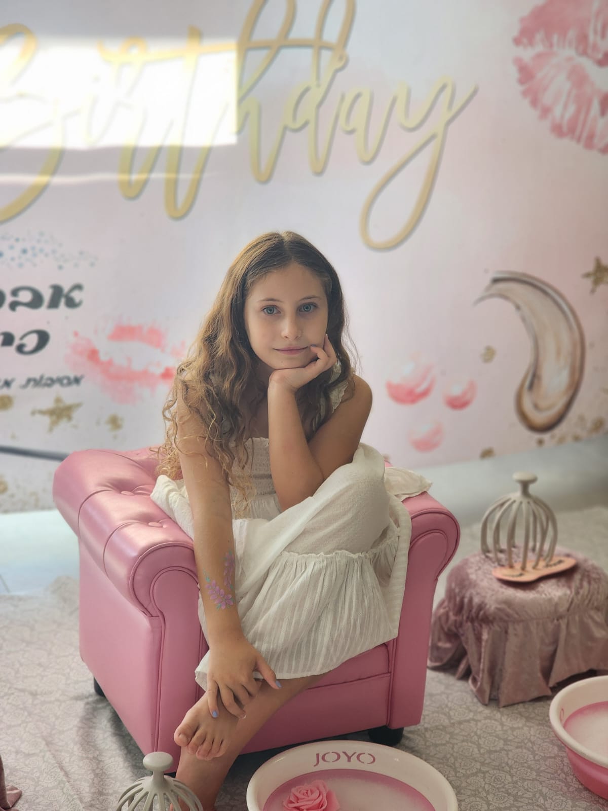 ילדה נהנית ממסיבת ספא ופינוק עם פדיקור בהפעלת יום הולדת של אבקת פיות